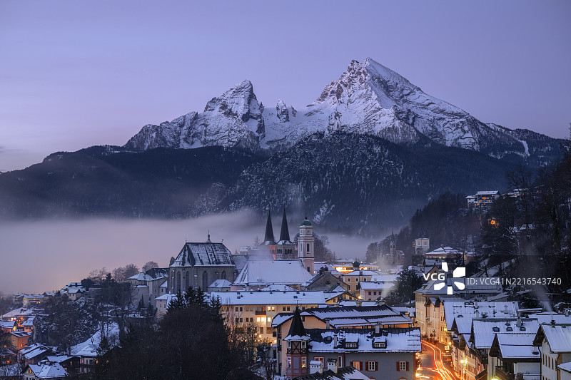德国巴伐利亚州贝希特斯加登的冬季黎明景色，背景是瓦茨曼山。图片素材