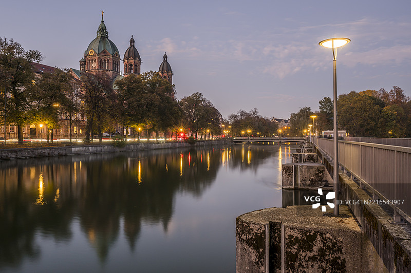 慕尼黑的圣卢卡斯教堂和伊萨河在蓝色时刻的景象图片素材