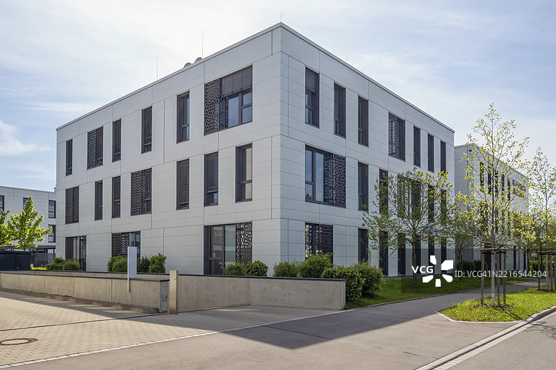 德国巴伐利亚州奥格斯堡的现代办公大楼，采用极简主义建筑风格图片素材