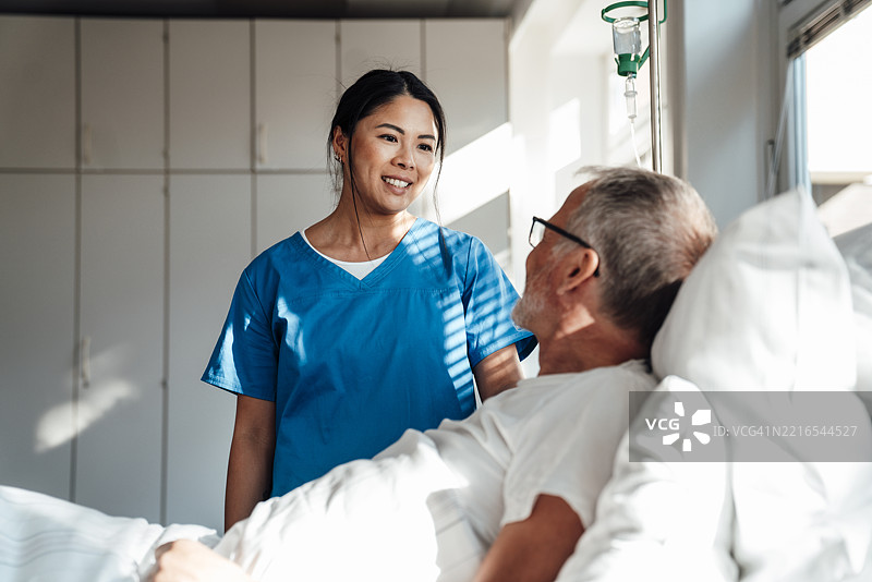 护士在病房中为患者提供护理和支持图片素材