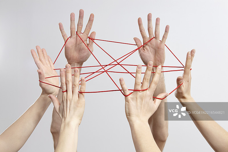 手握红线象征着团队合作与网络连接图片素材
