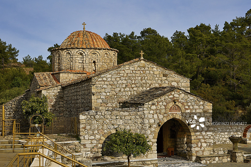 石头教堂,带圆顶,四周环绕着树木和盛开的植被,修道院,Moni Thari,靠近Gadouras水库,孤独的山区,罗德岛,多德卡尼斯群岛,希腊,欧洲图片素材