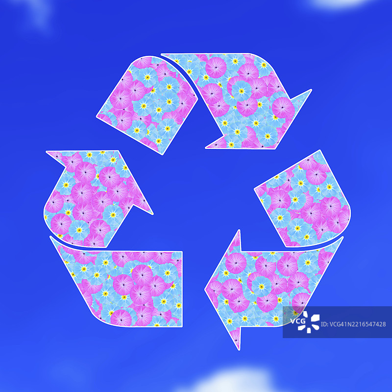 通用回收标志。它是一个国际公认的回收标志。背景为蓝天。图片素材