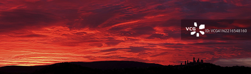 意大利托斯卡纳日落时分的圣吉米尼亚诺剪影图片素材