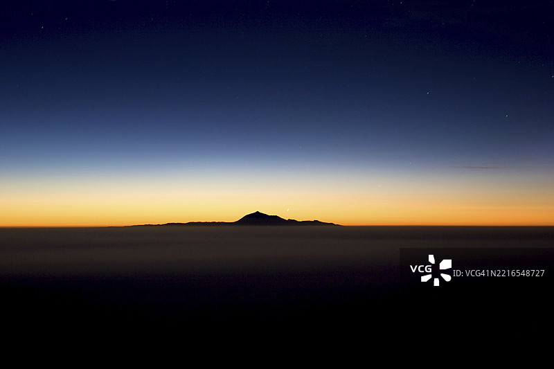 从罗克德洛斯穆查乔斯俯瞰特内里费岛的特伊德山，清晨时分，拉帕尔马，加那利群岛，西班牙，欧洲图片素材