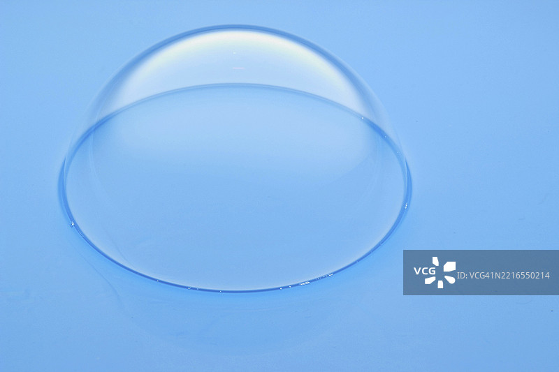 在浅蓝色水面上的一个大肥皂泡图片素材