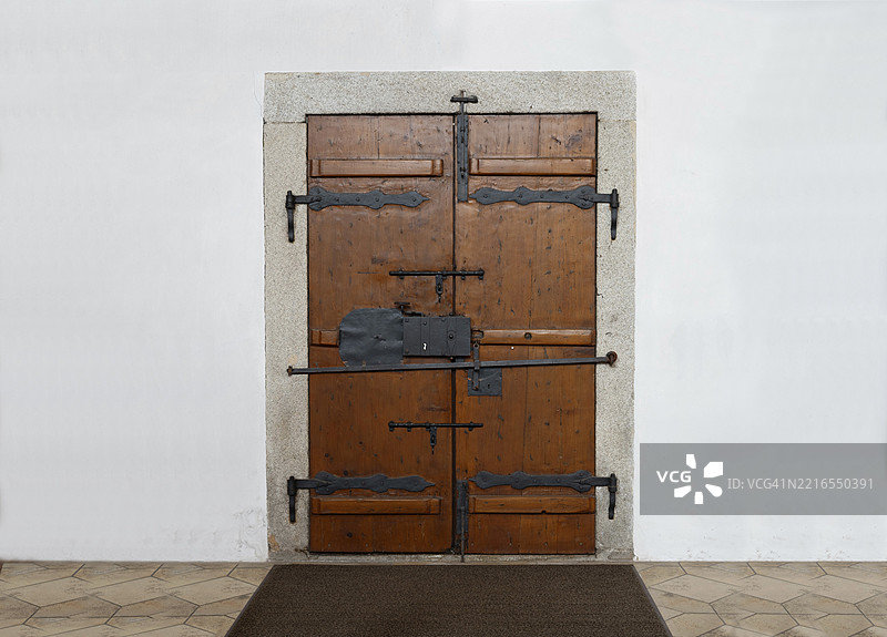 教堂的侧门,带有多重锁具,建于18世纪初,圣迈克尔教堂,米哈伊尔斯布赫,下巴伐利亚,巴伐利亚,德国,欧洲图片素材