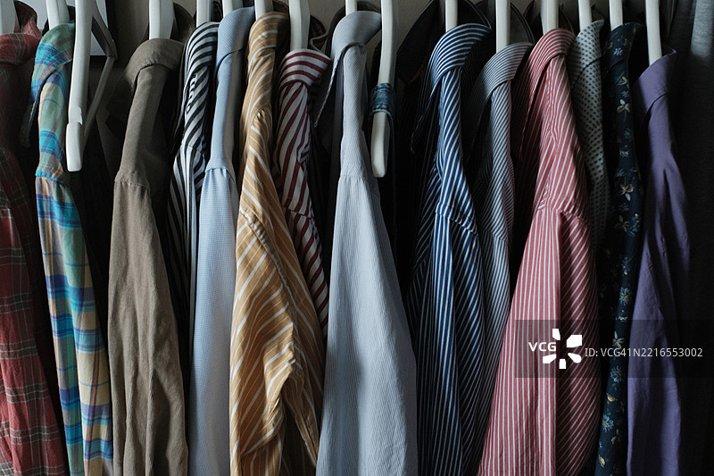 衣架上挂着的衬衫图片素材