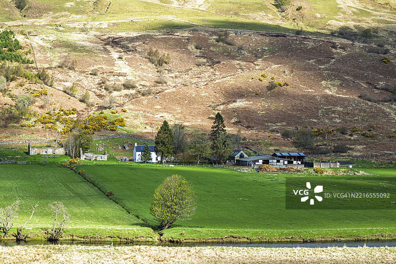 苏格兰佩斯郡A85公路上的多查特河农场图片素材