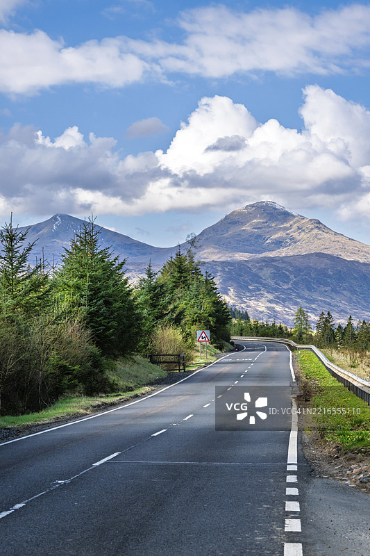 本莫尔山与A85公路，克里安拉里赫，苏格兰，英国图片素材