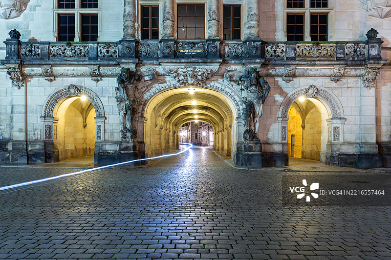 德累斯顿的乔治门夜景 - 萨克森州/德国的历史地标图片素材