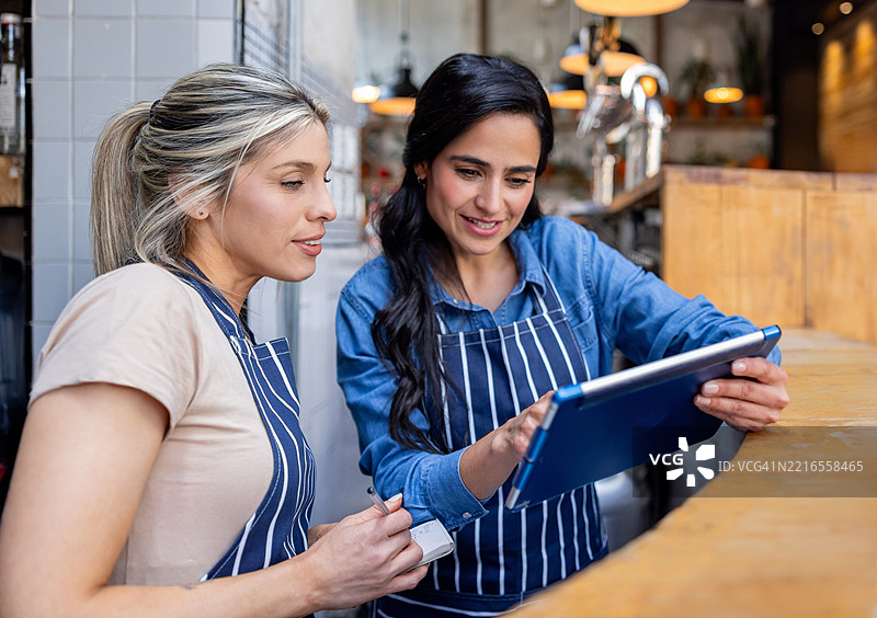 女服务员在餐厅培训新员工图片素材