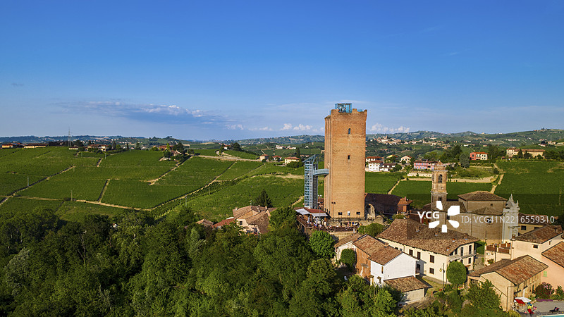 意大利皮埃蒙特地区朗格山丘的尼维景观，以葡萄园和葡萄酒生产而闻名，欧洲图片素材