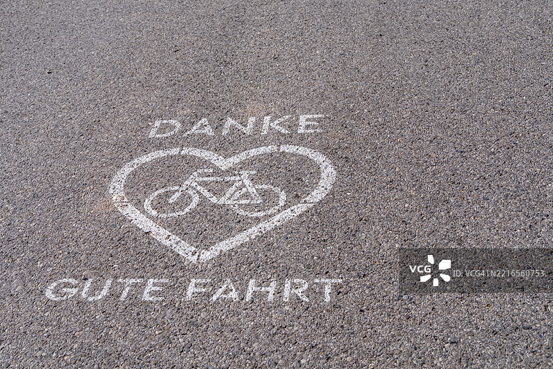 德国阿尔特缪塔尔自行车道上的地面自行车道标志图片素材