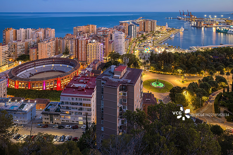 从吉布拉法罗山俯瞰马拉加的马拉盖塔斗牛场，安达卢西亚，西班牙图片素材