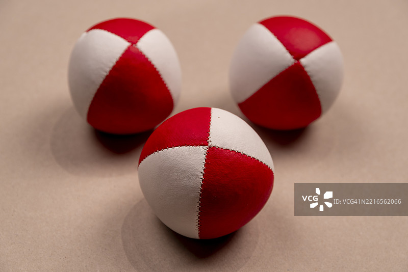 三个杂耍球在明亮背景前，选择性对焦，摄影棚拍摄，德国，欧洲图片素材