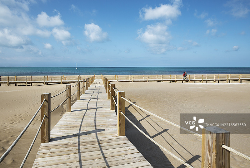 里乌马尔海滩的木栈桥，埃布罗三角洲自然保护区，西班牙加泰罗尼亚省塔拉戈纳图片素材