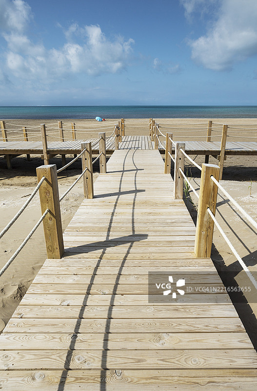 西班牙加泰罗尼亚省塔拉戈纳的埃布罗三角洲自然保护区里乌马尔海滩的木栈道图片素材