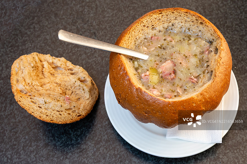 波兰传统美食波兰酸汤在面包碗中图片素材