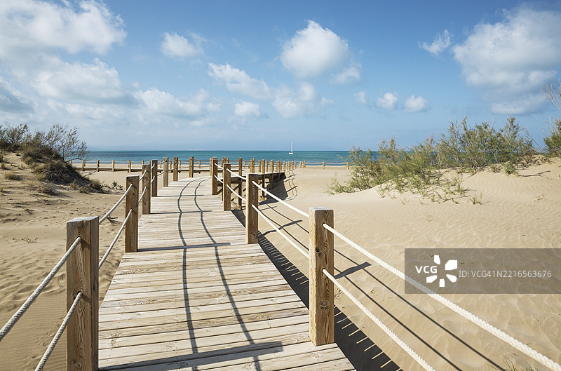 里乌马尔海滩的木栈桥，埃布罗三角洲自然保护区，西班牙加泰罗尼亚省塔拉戈纳图片素材