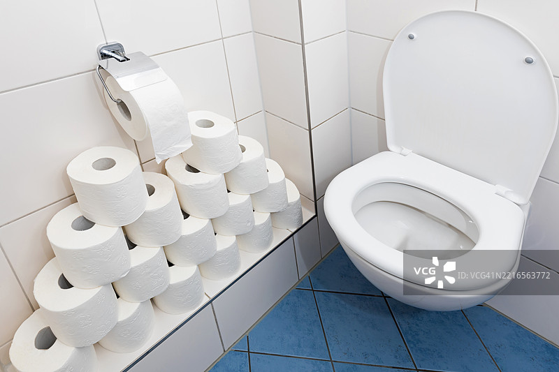 卫生间里有许多卷卫生纸图片素材