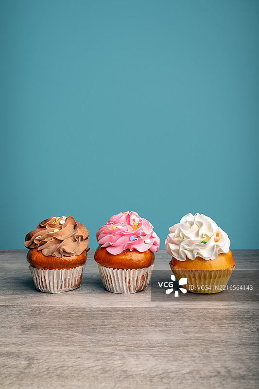 三款奶油霜杯子蛋糕，留有空白可供填写文字图片素材