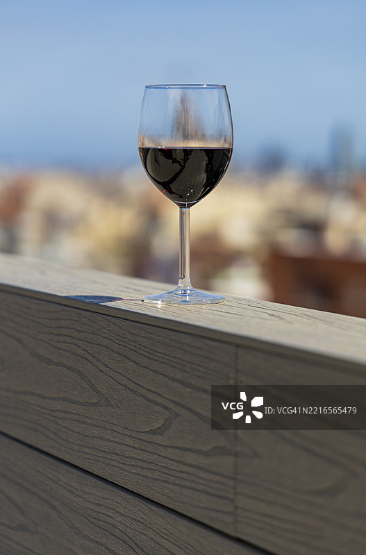 一杯葡萄酒与圣家堂图片素材