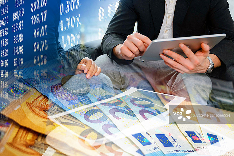 商人和欧元钞票 - 经济图表图片素材