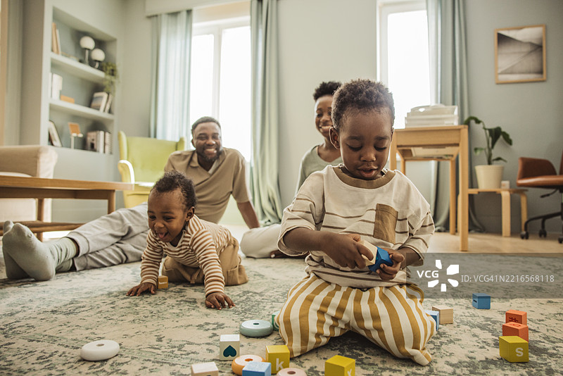 幸福的家庭在家中图片素材