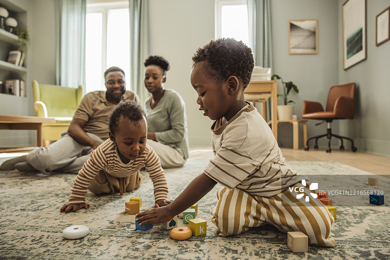 幸福的家庭在家中图片素材