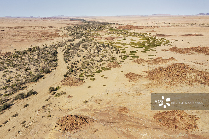 乌加布河的干涸河床穿过干旱的沙漠平原，鸟瞰图，航拍，达马拉兰，纳米比亚，非洲图片素材