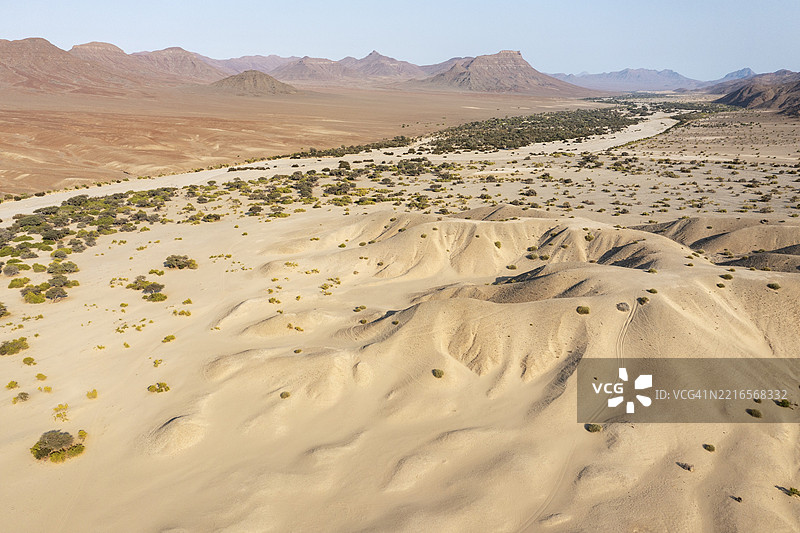 霍鲁西布河的干涸河床及周边荒地,鸟瞰图,无人机拍摄,卡奥科兰,库内内地区,纳米比亚,非洲图片素材