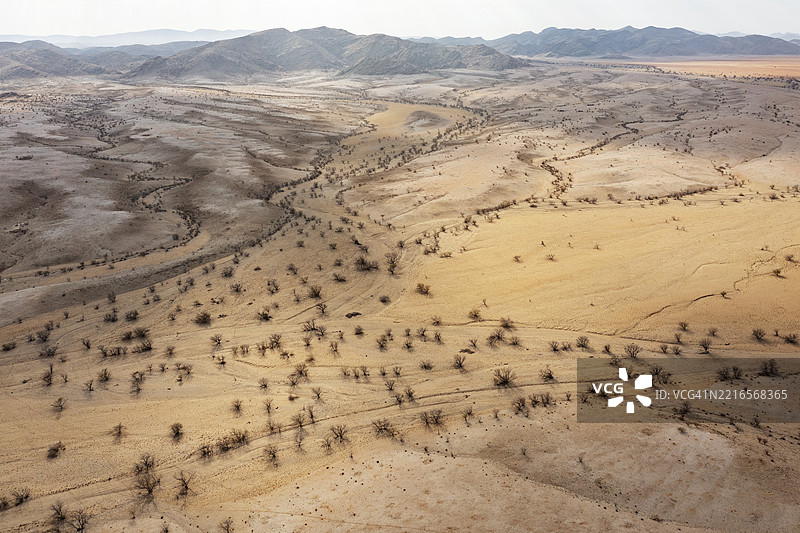 干旱多年后的荒原和干涸河床，鸟瞰图，航拍，卡奥科兰，库内内地区，纳米比亚，非洲图片素材