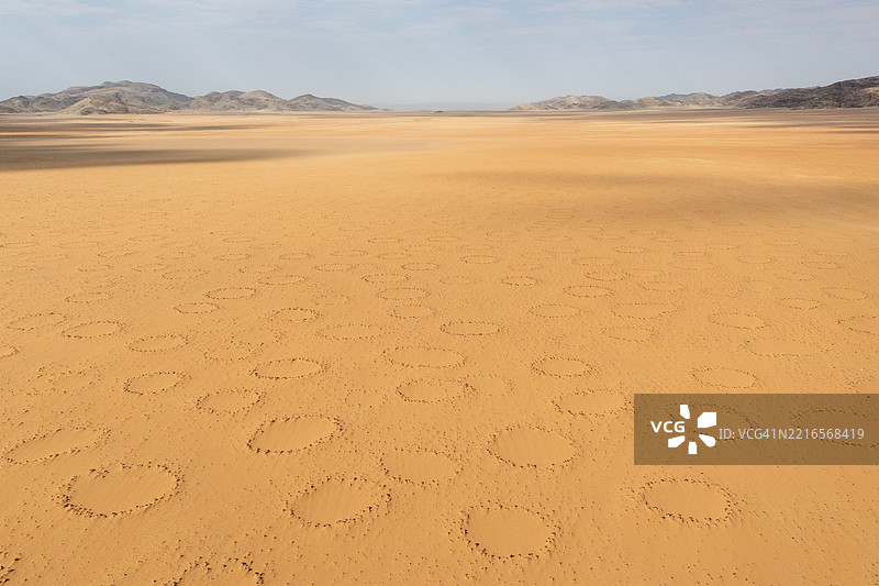沙漠平原上的所谓仙女圈，圆形无植被区域，科学研究表明是由白蚁造成的，鸟瞰图，航拍，卡奥科兰，库内内地区，纳米比亚，非洲图片素材