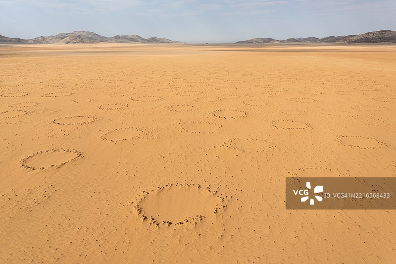 沙漠平原上的所谓仙女圈，圆形无植被区域，科学研究表明这是由白蚁造成的，鸟瞰图，航拍，卡奥科兰，库内内地区，纳米比亚，非洲图片素材