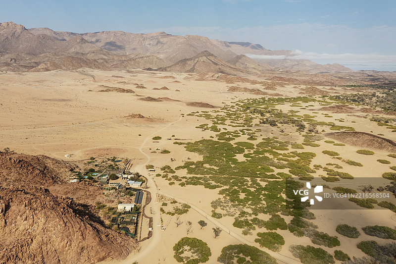 乌加布河干涸河床边缘的布兰登堡白女士旅馆，背景是纳米比亚最高峰布兰登堡，鸟瞰图，无人机拍摄，达马拉兰，埃龙戈地区，纳米比亚，非洲图片素材