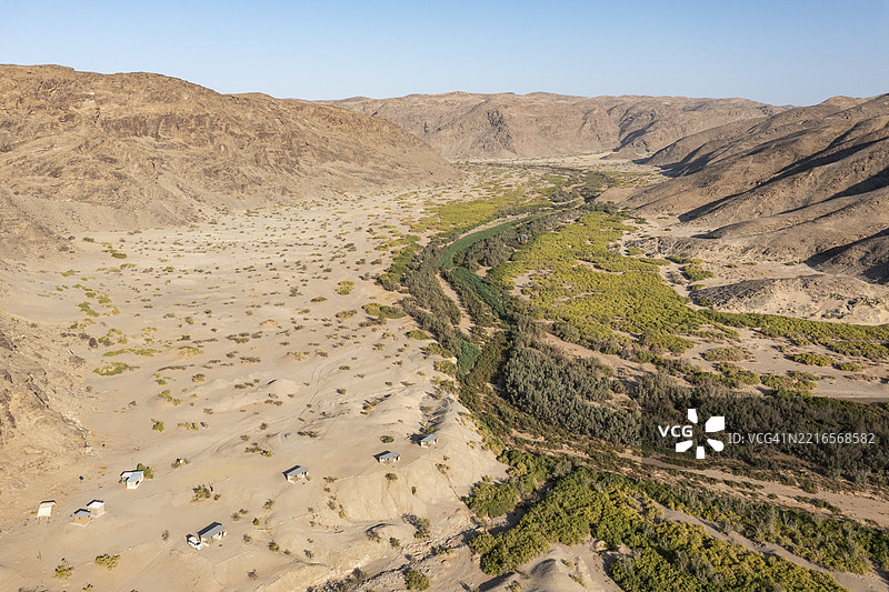 在纳米比亚库内内地区达马拉兰德的霍阿尼布河边缘沼泽地带的象歌露营地，鸟瞰图，无人机拍摄图片素材