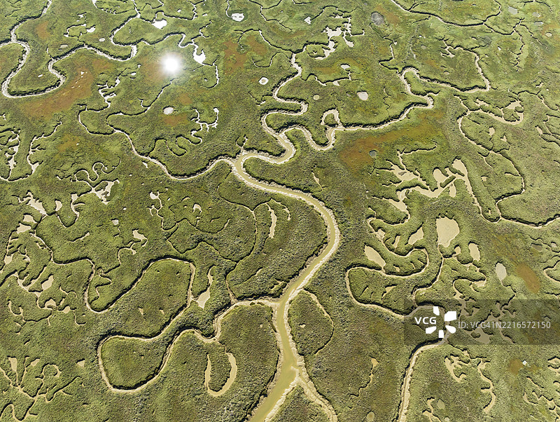 低潮时的河流和小溪网络。位于皮埃德拉斯河的沼泽地。鸟瞰图。无人机拍摄。西班牙安达卢西亚省乌埃尔瓦。图片素材