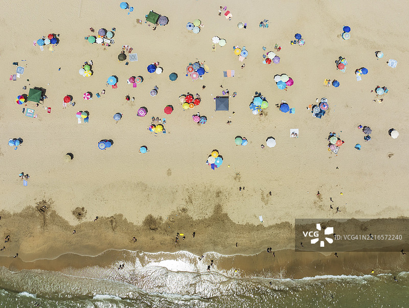 位于西班牙安达卢西亚省乌埃尔瓦的普恩塔乌姆布里亚附近的大西洋海滩生活。航拍视角。图片素材
