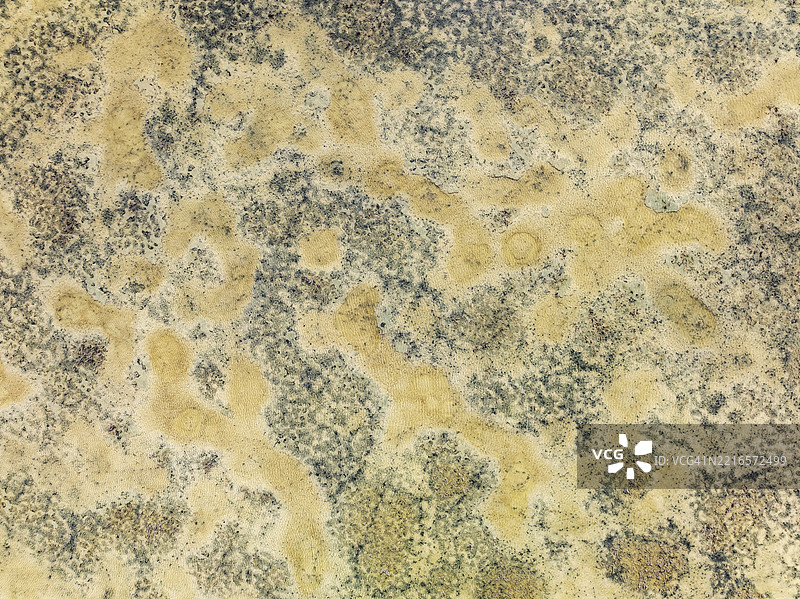 西班牙安达卢西亚省卡迪斯的圣卢卡尔·德·巴拉梅达附近的沼泽地细节。航拍视角。图片素材