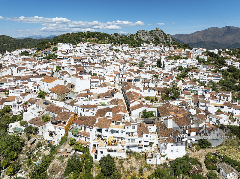 摩尔堡下的高基恩白镇。鸟瞰图。无人机拍摄。西班牙安达卢西亚省马拉加。图片素材