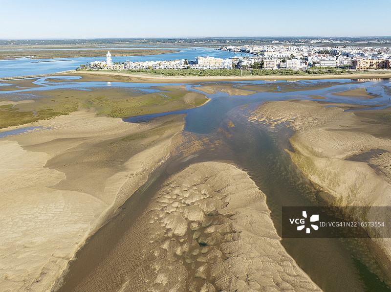 西班牙安达卢西亚省乌埃尔瓦的伊斯拉克里斯蒂娜镇,位于海鸥湖旁,退潮时的鸟瞰图。无人机拍摄。图片素材