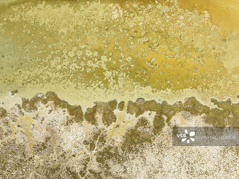 西班牙安达卢西亚省卡迪斯的圣卢卡尔·德·巴雷梅达附近盐沼的细节。航拍视角。图片素材