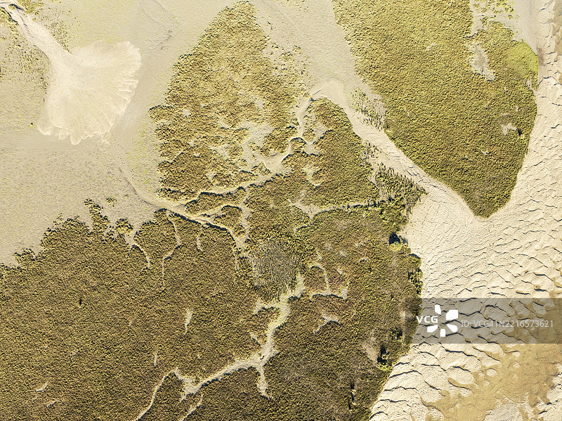 在西班牙安达卢西亚省乌埃尔瓦的伊斯拉克里斯蒂娜，海鸥湖的低潮沙洲。航拍视角。图片素材