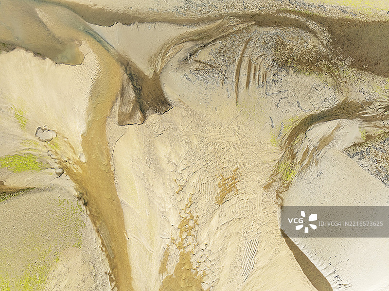 在西班牙安达卢西亚省乌埃尔瓦的伊斯拉克里斯蒂娜,海鸥湖的低潮时沙质沉积物、河道和溪流。航拍视角。图片素材