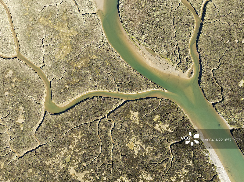 在西班牙安达卢西亚省韦尔瓦的伊斯拉卡内拉，低潮时的圣布鲁诺湿地的河流和小溪网络。航拍视角。图片素材