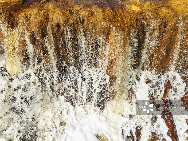 里奥丁托（红河）瀑布的细节，因氧化铁矿物而呈现橙红色调。鸟瞰图。无人机拍摄。西班牙安达卢西亚省韦尔瓦。图片素材