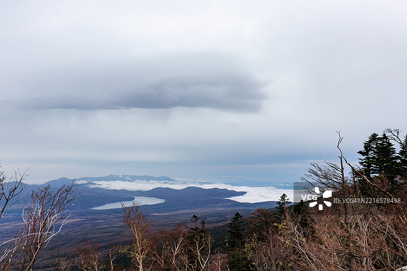 从富士山五合目（2305米）看到的云海和山中湖。图片素材