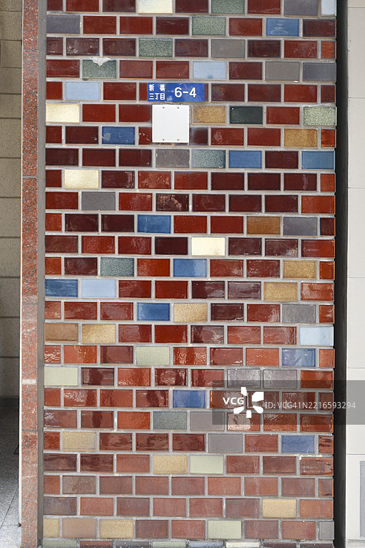 新桥的彩色瓷砖墙与地址标志图片素材