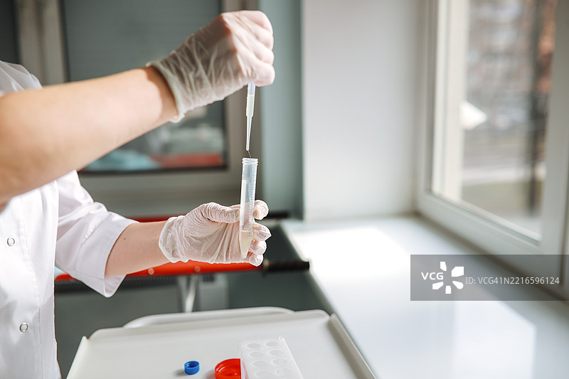 医生在真实实验室中收集精液样本的特写镜头图片素材